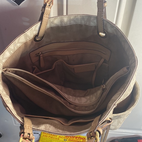 Michael Kors. The straps are in perfect condition. Smoke/Pet free home Used once - Picture 4 of 6